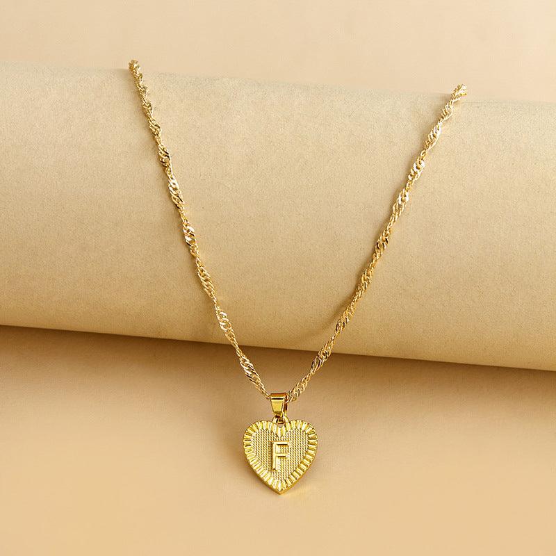 Goldene Herz-Halskette mit Buchstabenanhänger, elegantes Schmuckdesign, Geschenkidee.