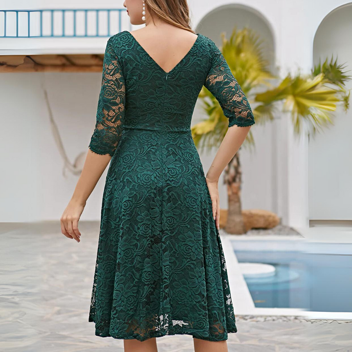 Frau in grünem Spitzenkleid, V-Ausschnitt, 3/4-Ärmel, elegantes Design, Sommermode.
