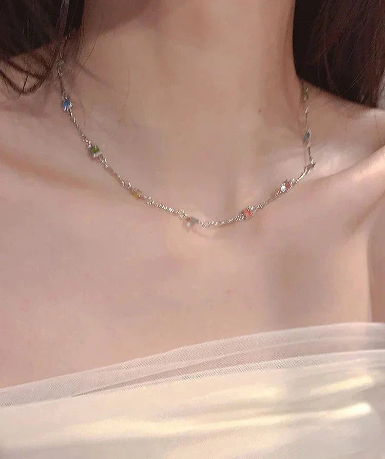 Silberne Halskette mit bunten Edelsteinen, eleganter Schmuck für Damen, modisches Accessoire.