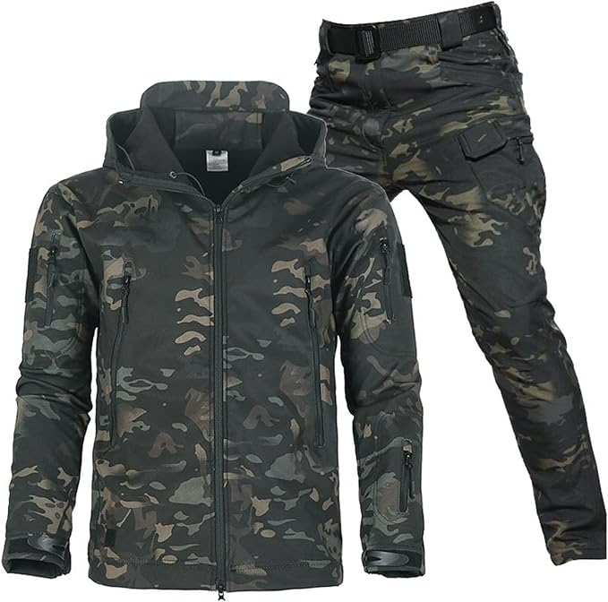 Sæt med jakke og cargobukser i mørkt camouflagemønster i sort, grøn og brun, vist side om side med bælte. 5