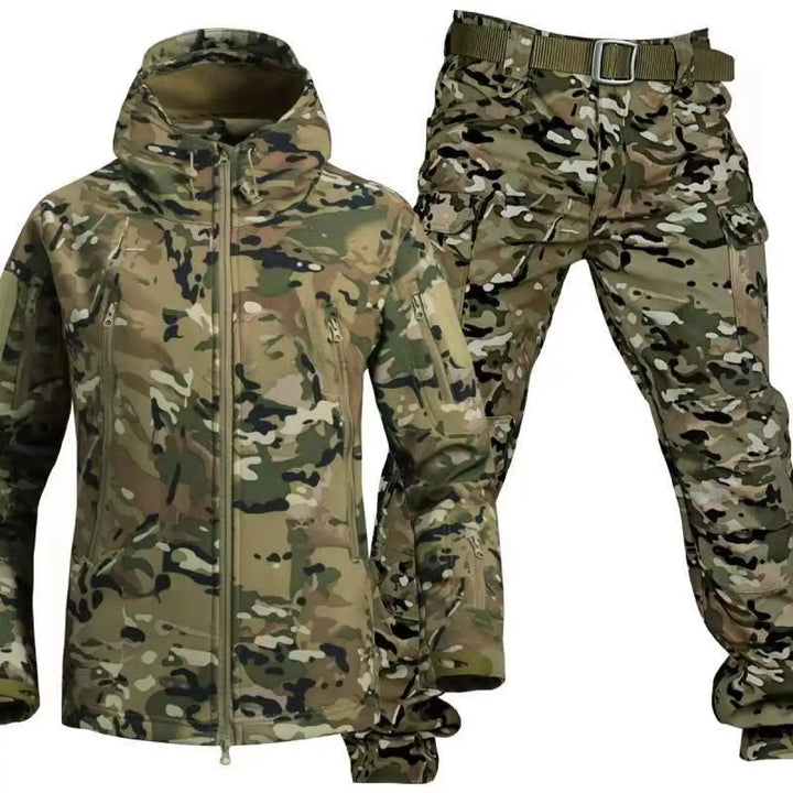 Sæt med hættejakke og cargobukser i lyst camouflagemønster i grønne, brune og sorte nuancer, med olivengrønt bælte. 6