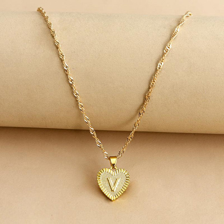 Goldene Herz-Halskette mit Buchstabenanhänger, elegantes Schmuckstück für Damen.