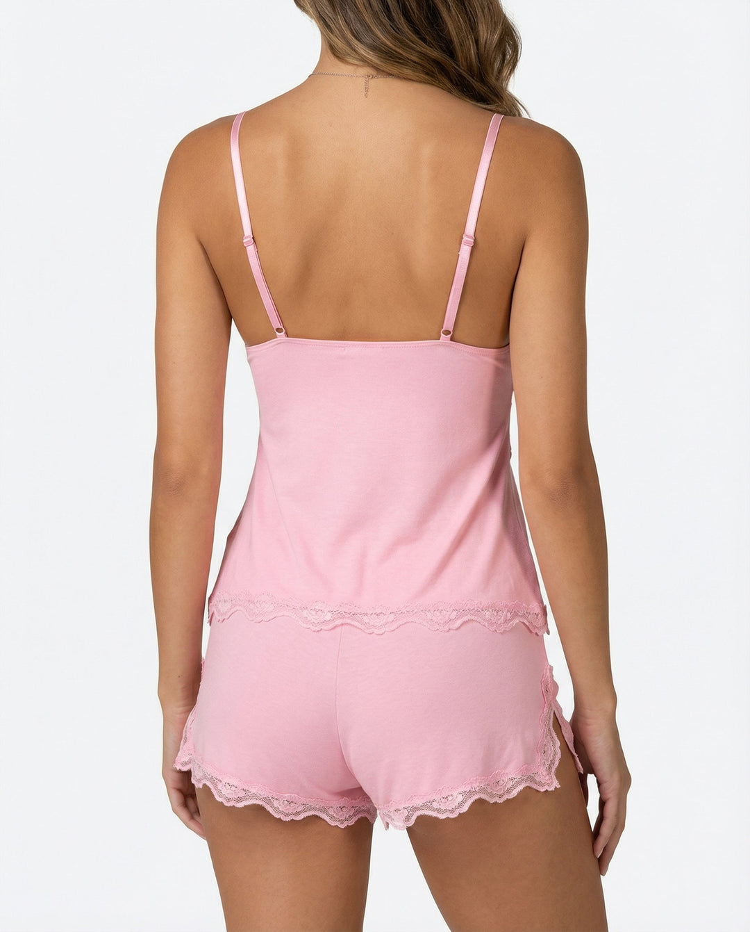 Det lyserøde sæt set bagfra med tynde justerbare stropper og blondekant på top og shorts 4