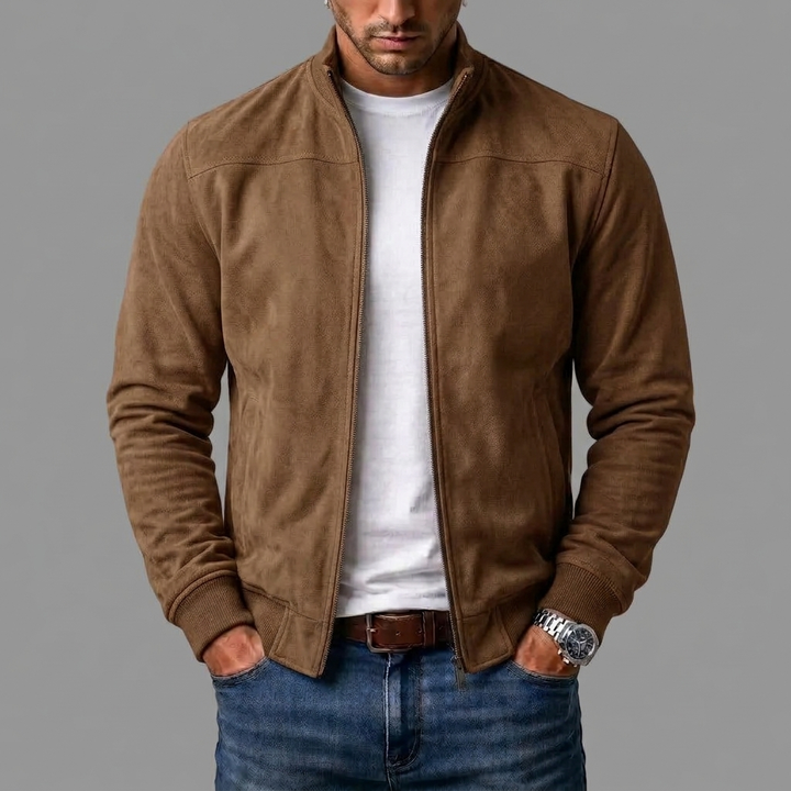 Model i brun jakke i ruskindslook med åben lynlås og ribkant, stylet med hvid t-shirt, jeans og armbåndsur. 5