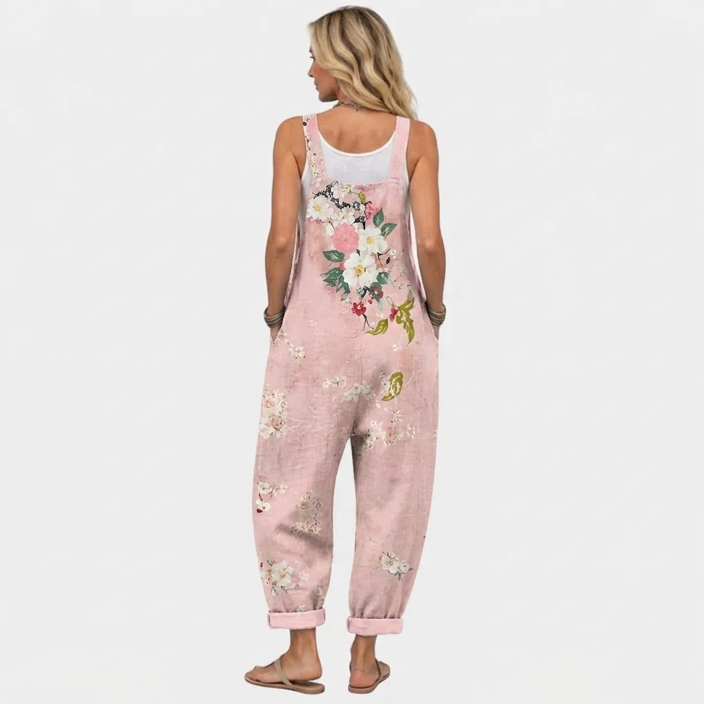 Modellen set bagfra i de lyserøde overalls, der viser blomsterprintet på ryggen, de brede stropper og de oprullede ben. 4