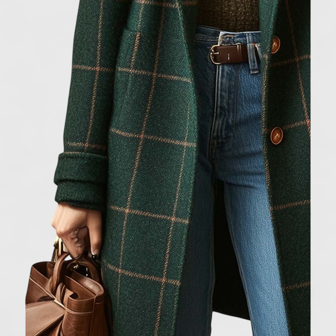 Detaljebillede af frakkens nederste del med lommer, oprullet ærmeopslag og to knapper, båret med jeans og brun taske. 4