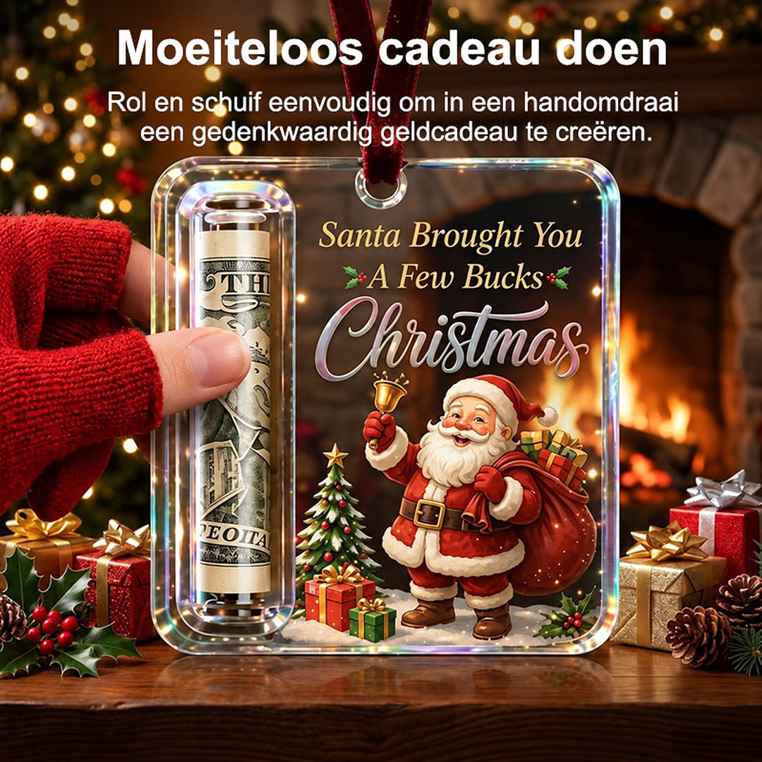 Hånd i rød strikhandske skubber en sammenrullet seddel ind i den lodrette lomme på det klare akrylophæng med julemanden. 2