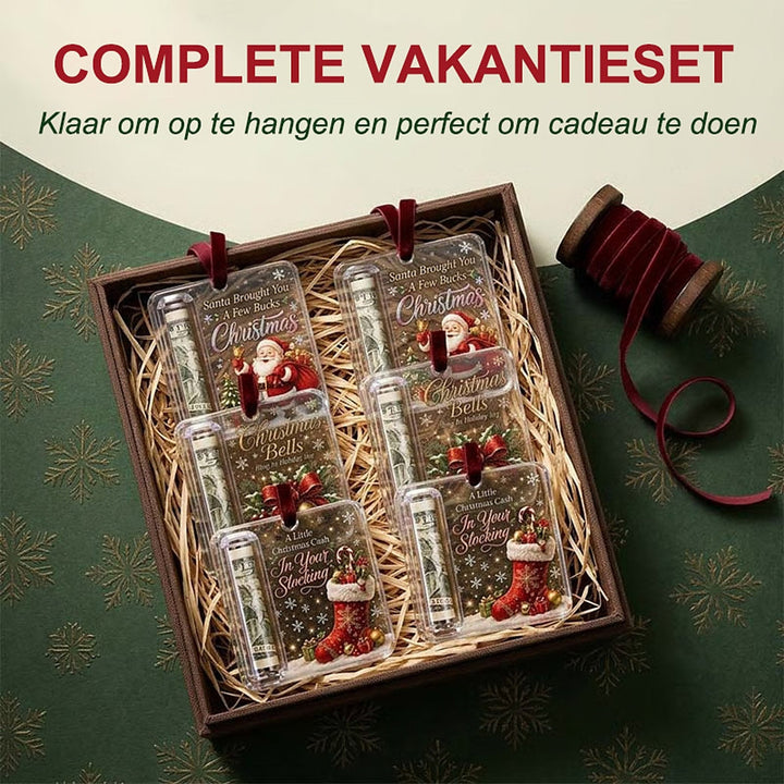 Æske med strå indeni, hvor seks klare akrylophæng med forskellige julemotiver ligger, ved siden af en rulle rødt fløjlsbånd. 7