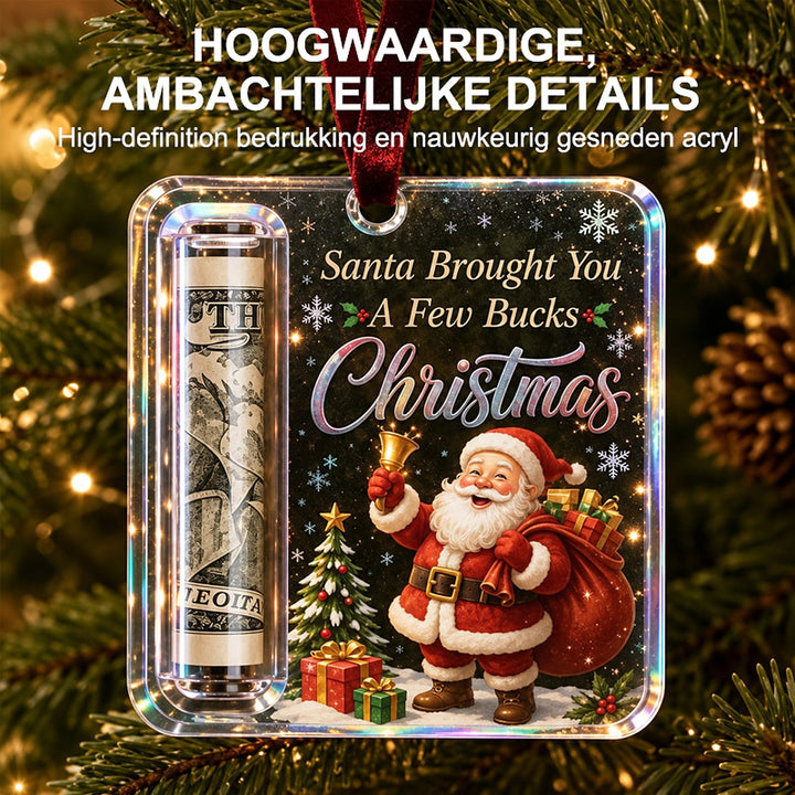 Nærbillede af ophænget i det oplyste juletræ med holografisk skinnende kant, julemand, gaver og seddelrulle i den klare lomme. 8