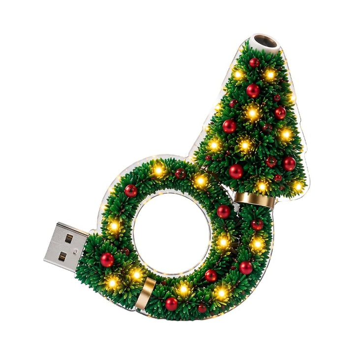 Juletræsformet USB-lampe med grønne grene, røde kugler og varme lysdioder, vist frit mod hvid baggrund med USB-stikket til venstre. 1