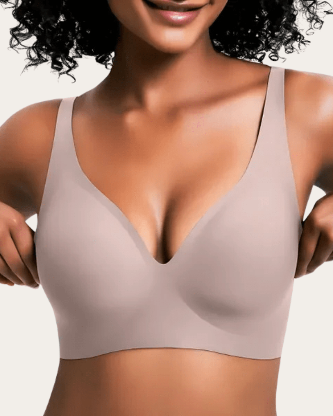 Model viser bh'en forfra i ensfarvet lys gråbeige med glat overflade og dyb V-udskæring. 10