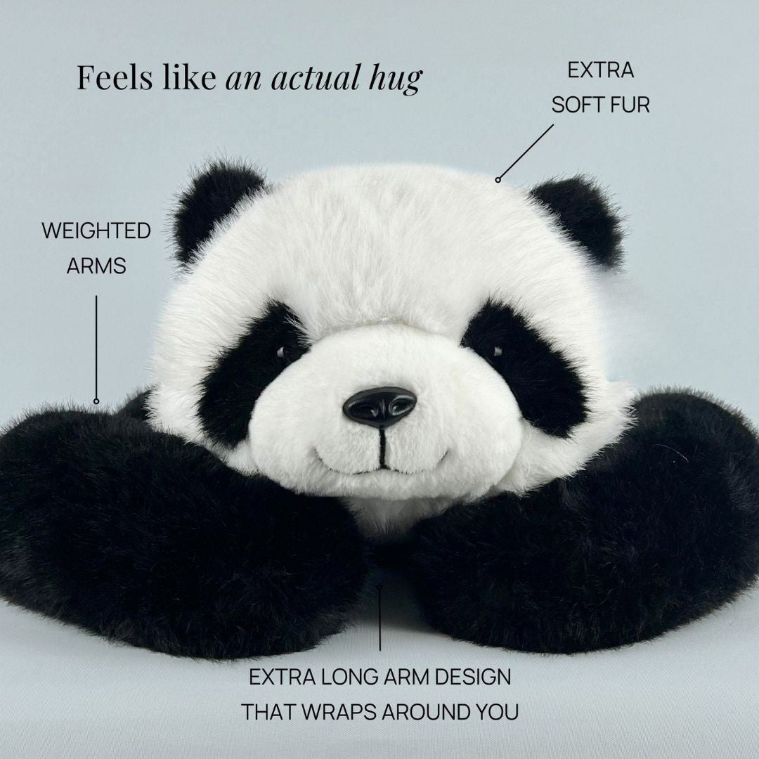 Nærbillede af panda forfra med smilende ansigt og de lange tunge arme foldet foran sig på lys baggrund. 5