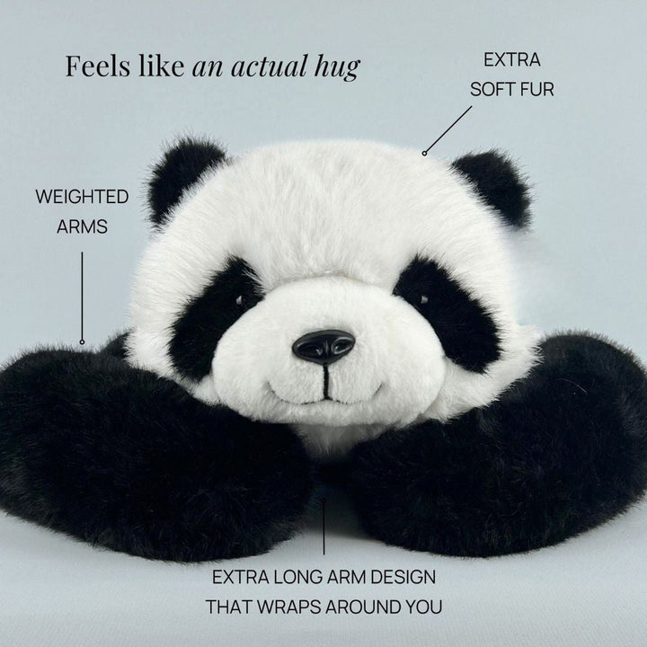 Nærbillede af panda forfra med smilende ansigt og de lange tunge arme foldet foran sig på lys baggrund. 5