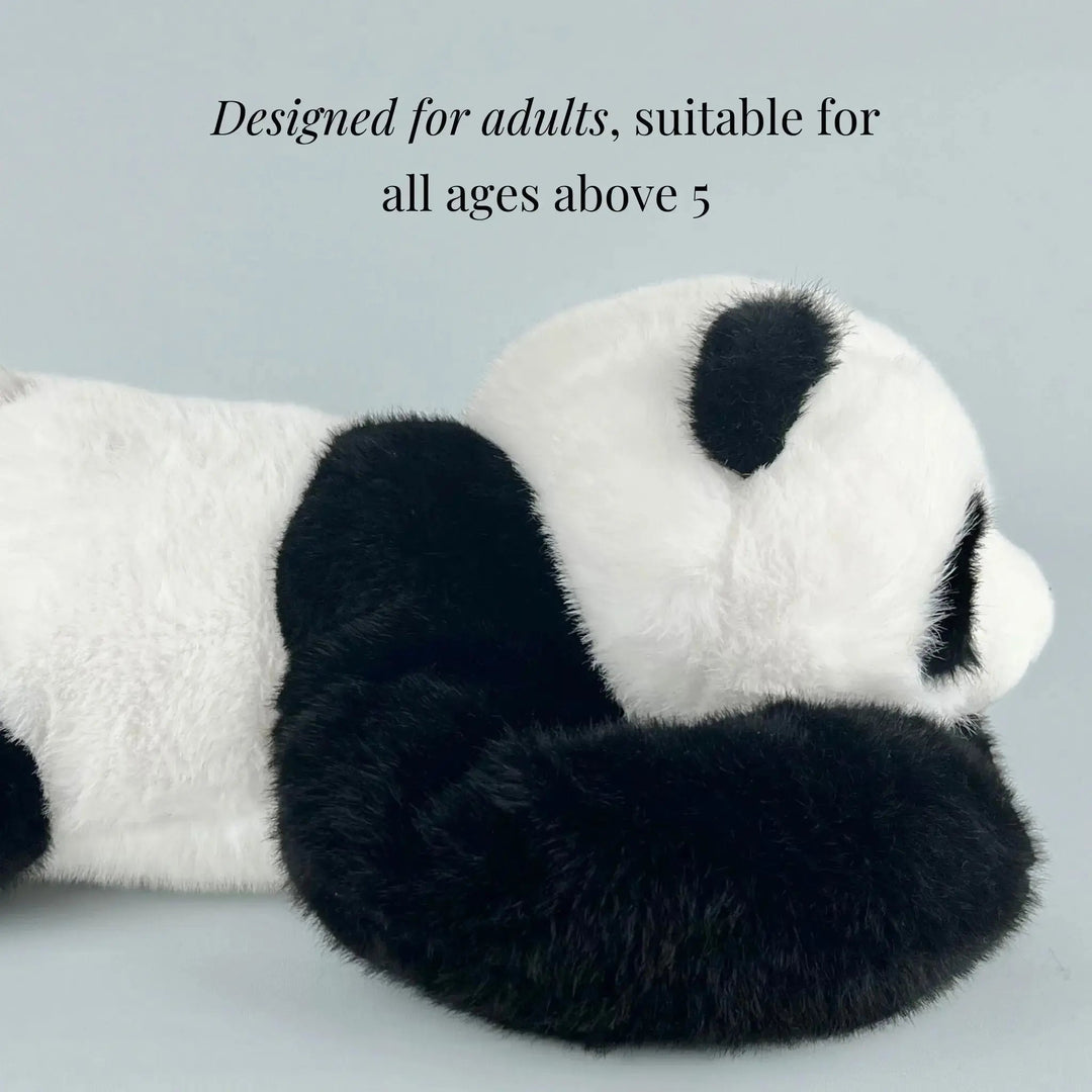 Panda set fra siden, liggende med de lange sorte arme strakt fremad og blød hvid pels på kroppen. 6