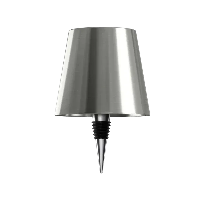 Sølvfarvet børstet metal-lampeskærm på hvid baggrund, med spids prop og sorte ringe, set forfra. 14