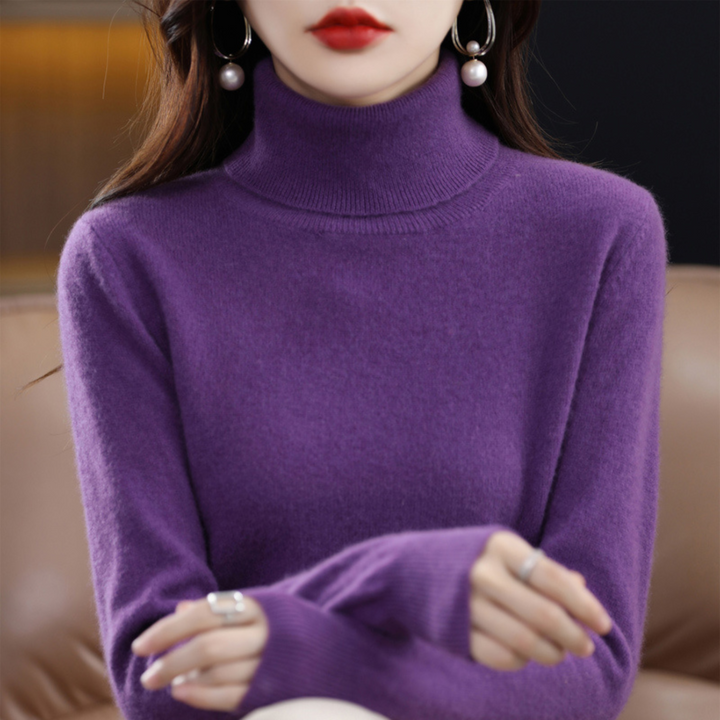 Model i lilla rullekravesweater med foldede arme, set forfra fra hage til talje. 5
