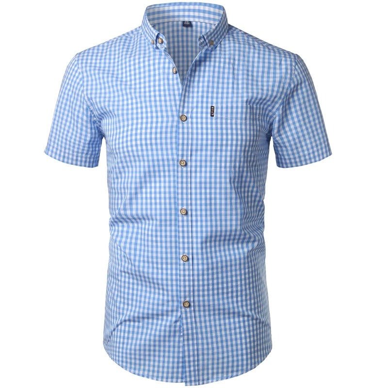 Lyseblå og hvid småternet kortærmet skjorte set forfra med knapper, brystlomme og button-down-krave 1