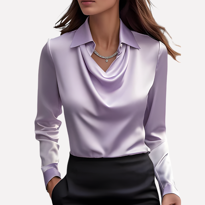 Model i lilla satinbluse med draperet hals og manchetter, stylet med sort nederdel og halskæde 7