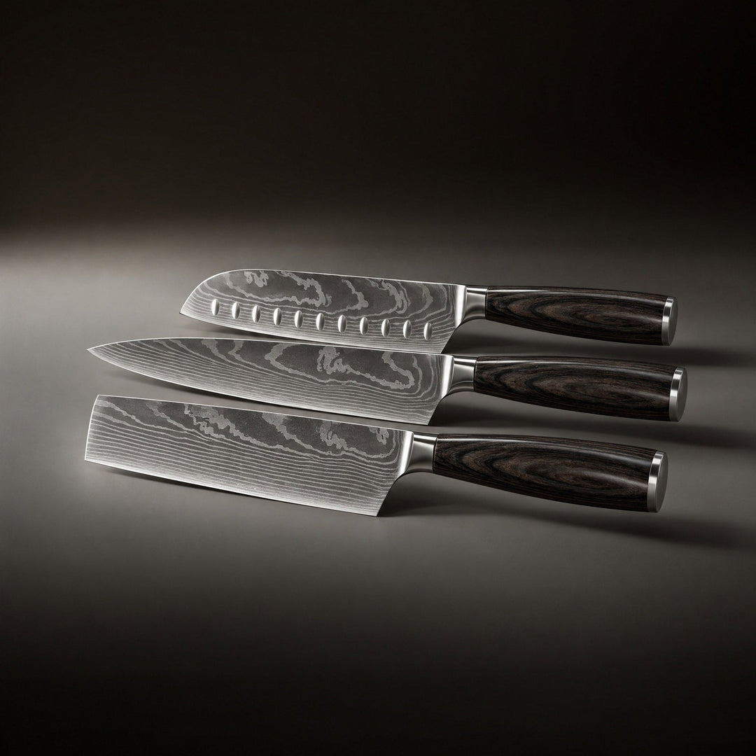 Tre knive ligger på række på en mørk flade: santoku med fordybninger, kokkekniv og kinesisk hakkekniv med træskaft. 2