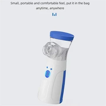 Lille hvid og blå nebulisator med blåt låg og tænd-knap set forfra, vist som kompakt og nem at have med i tasken. 11