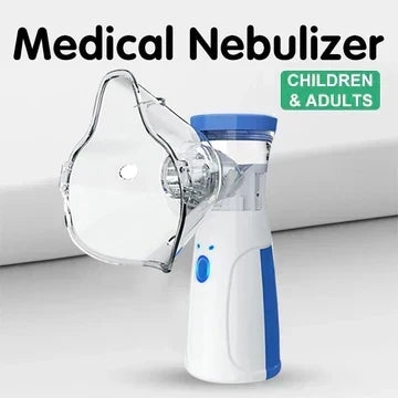 Hvid og blå nebulisator med gennemsigtig ansigtsmaske set fra siden på lys baggrund, med tekst om brug til børn og voksne. 3