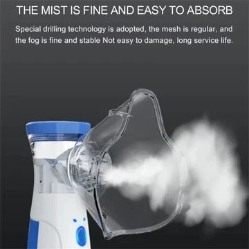 Nærbillede af nebulisatoren med maske, hvor en tæt, fin tåge strømmer ud mod en mørk baggrund. 4