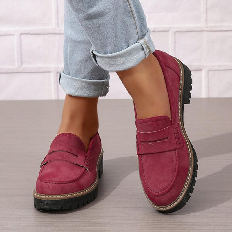 Bordeauxrøde loafers med kontrastsyning og tandet sål båret af model i lyseblå oprullede jeans. 4