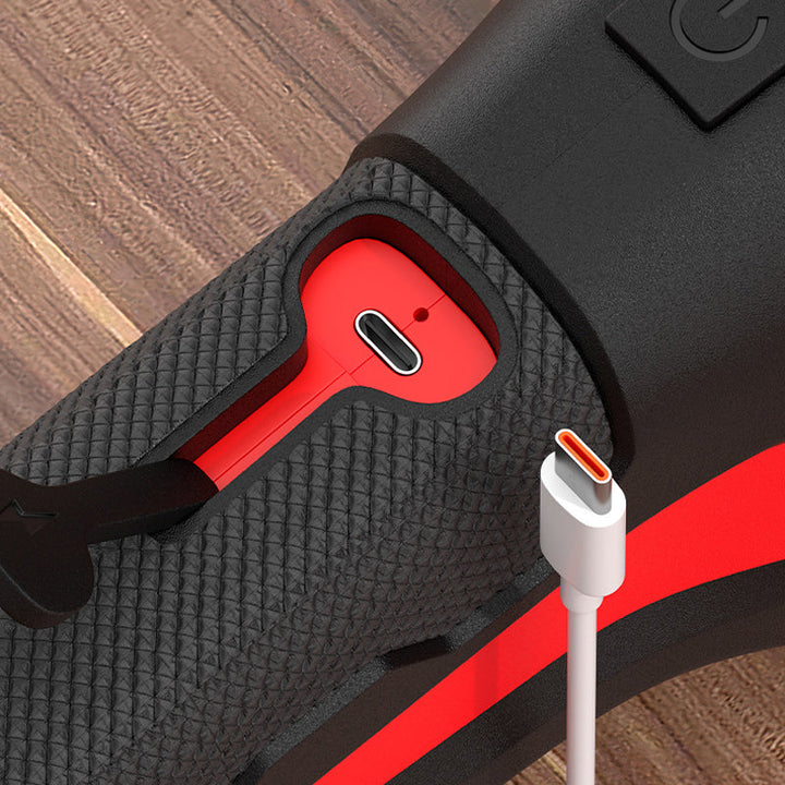 Nærbillede af den åbne dækkel i det gummierede greb med USB-C-port og et hvidt ladekabel 5