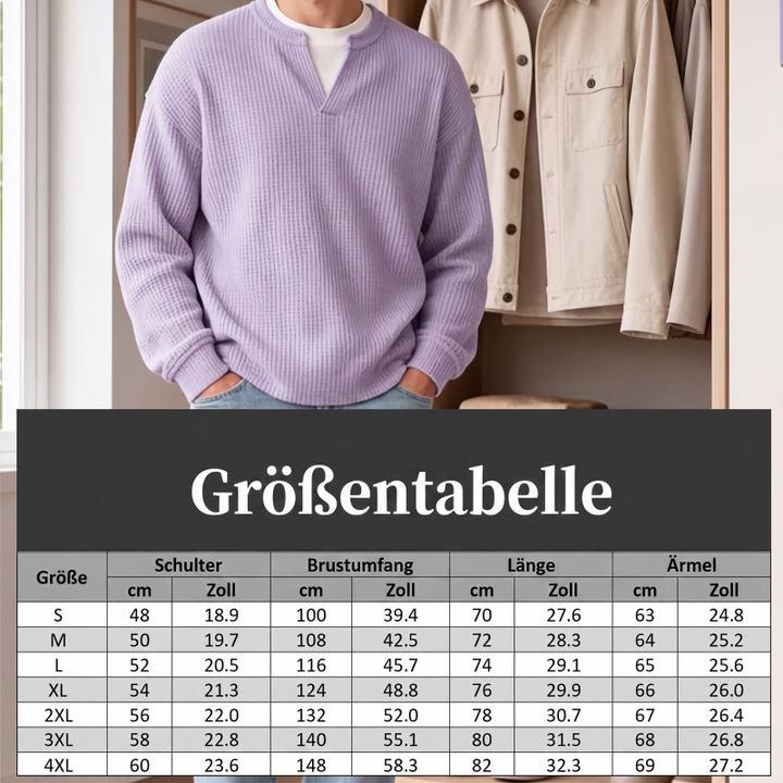 Mand i lilla vaffelstrik foran en garderobe med størrelsestabel over skulder, brystvidde, længde og ærmer. 8