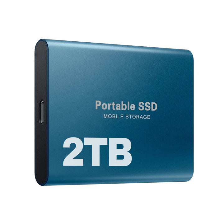 Blå ekstern SSD set på skrå med USB-C-port i siden og 2 TB-markering på forsiden. 7