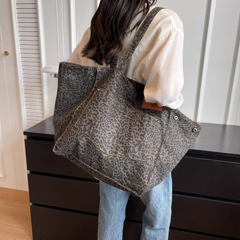 Oversized skuldertaske i lærred med leopardprint - lilla