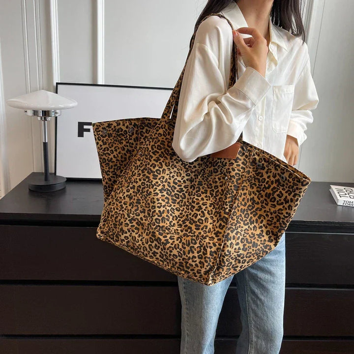Oversized skuldertaske i lærred med leopardprint - lilla