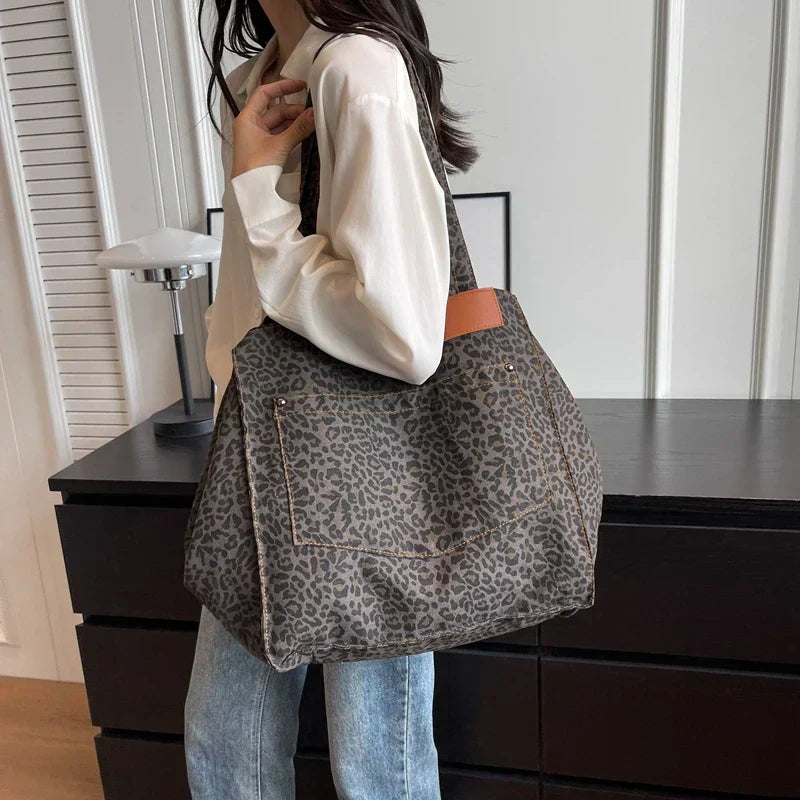 Oversized skuldertaske i lærred med leopardprint - lilla