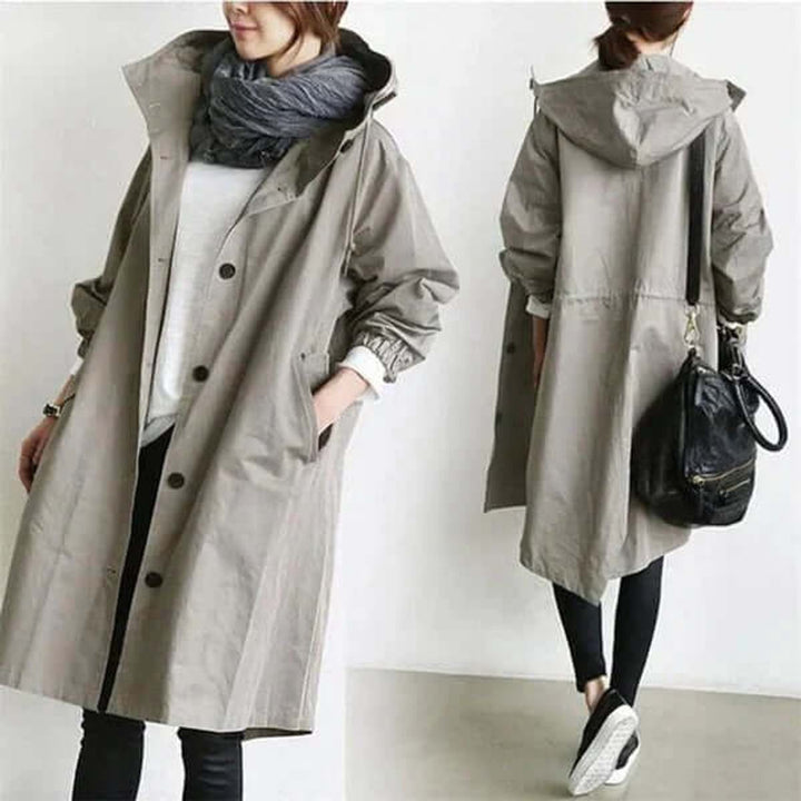 Grå trenchcoat vist forfra og bagfra på model, med hætte og taljesnøring på ryggen 6