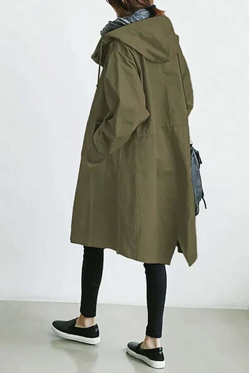 Olivengrøn trenchcoat set bagfra med hætte, taljesnøring, lomme og slids forneden 9