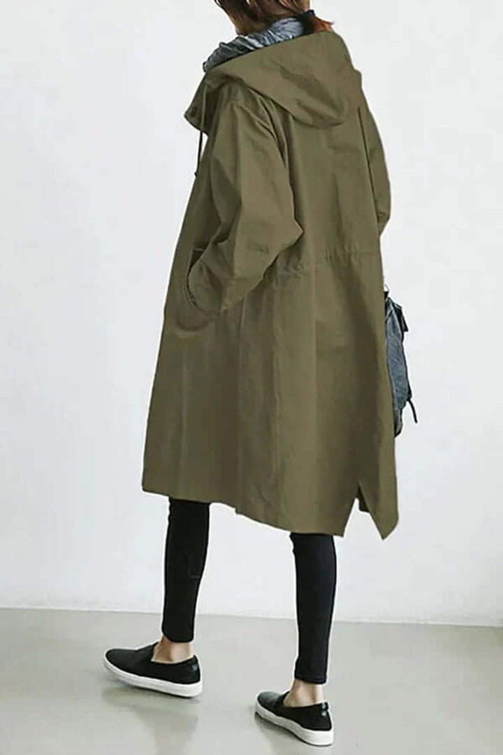 Olivengrøn trenchcoat set bagfra med hætte, taljesnøring, lomme og slids forneden 9