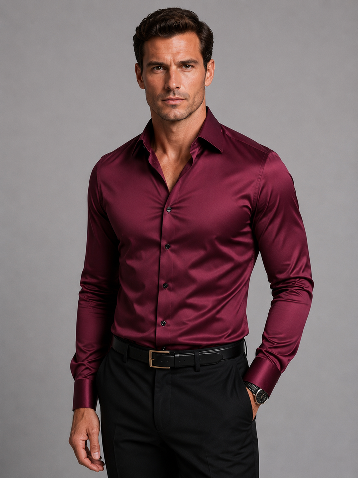 Model i bordeauxfarvet skjorte med satinlook og sorte knapper, båret med sort bælte, sorte bukser og armbåndsur. 4